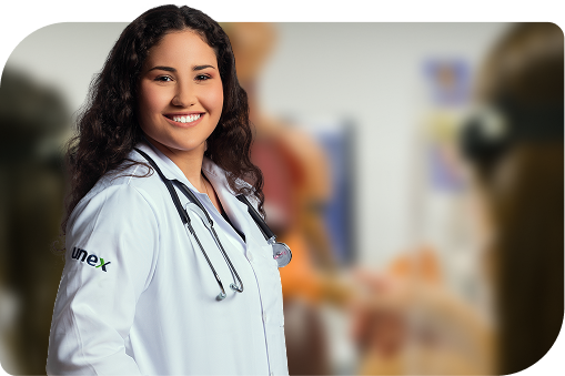 Médica Sorrindo ao ter estudado na UNEX MED