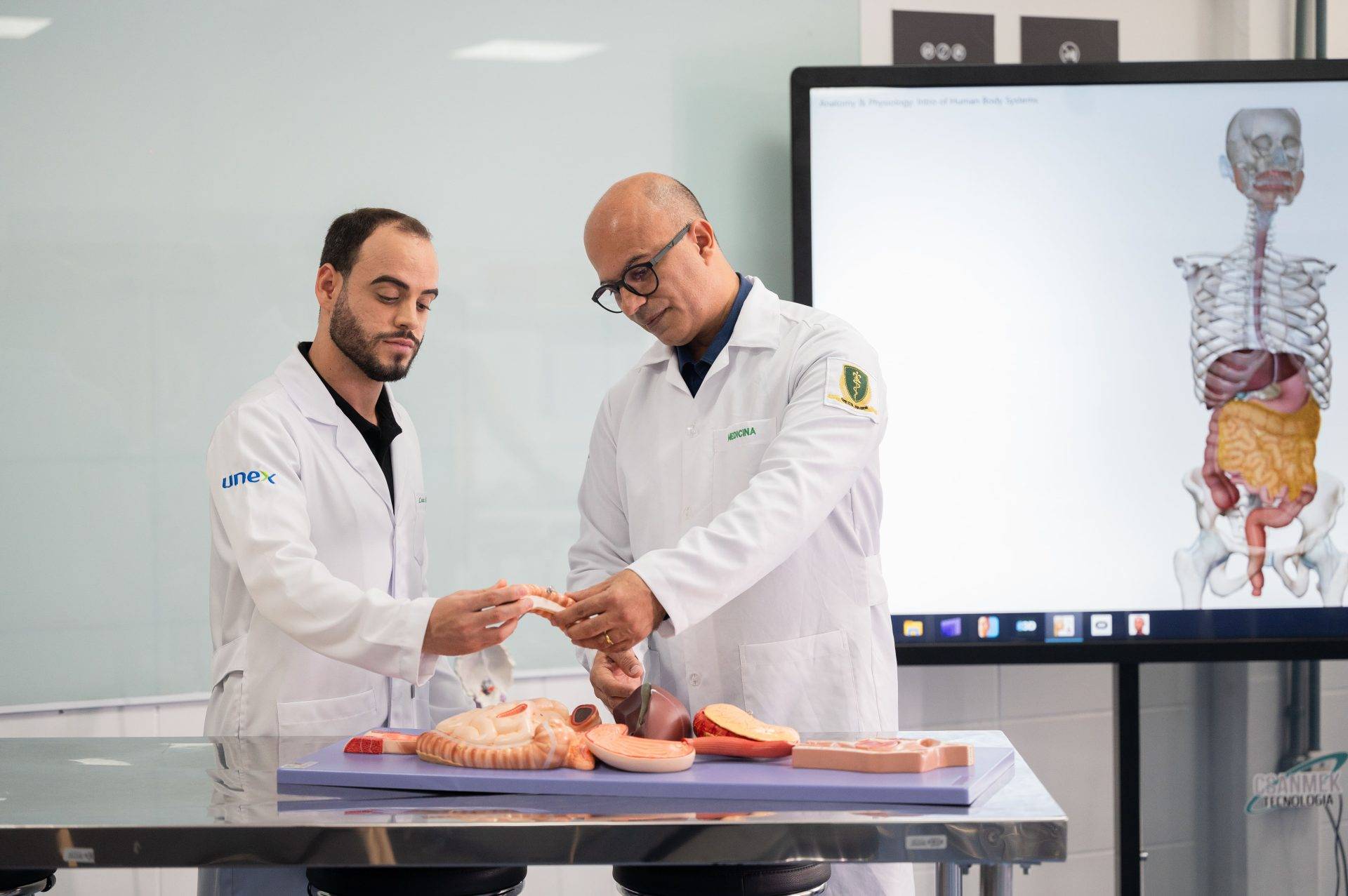 Aulas práticas com modelos ultrarrealistas fazem parte do ciclo básico de Medicina