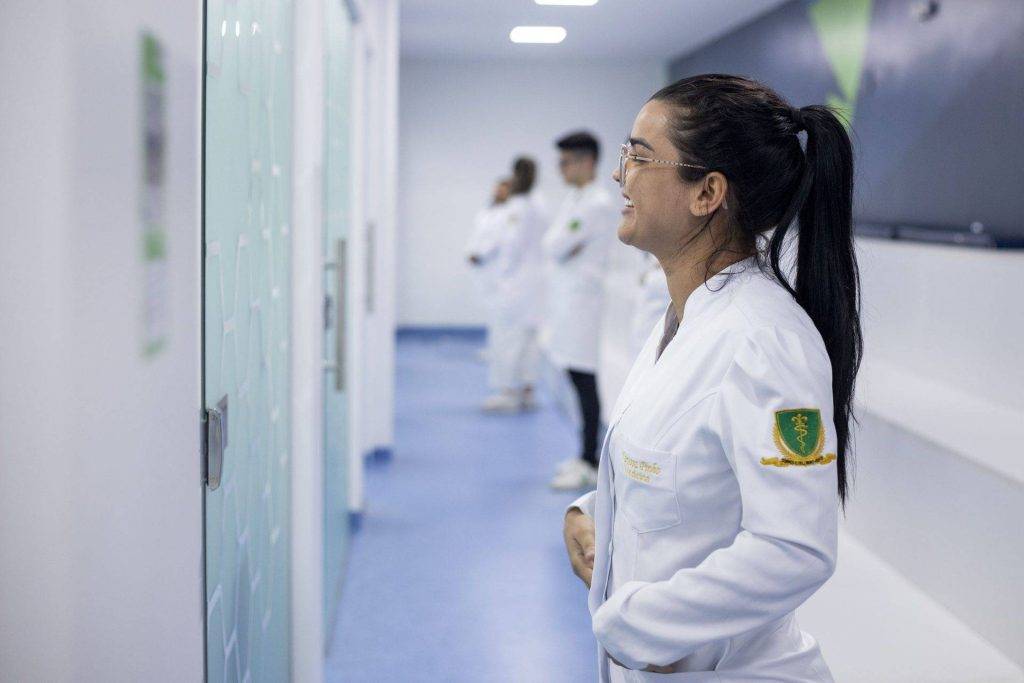 Estudante de Medicina observa aula prática
