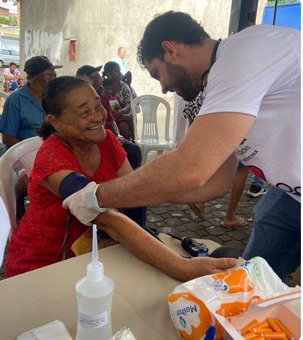 Alunos de Medicina realizam atendimento ao público, reforçando a importância da Educação Sanitária, Prevenção e Promoção da Saúde na Faculdade de Medicina.