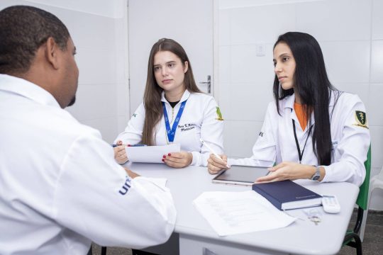 Alunas do curso de Medicina em aula prática de Clínica Médica.