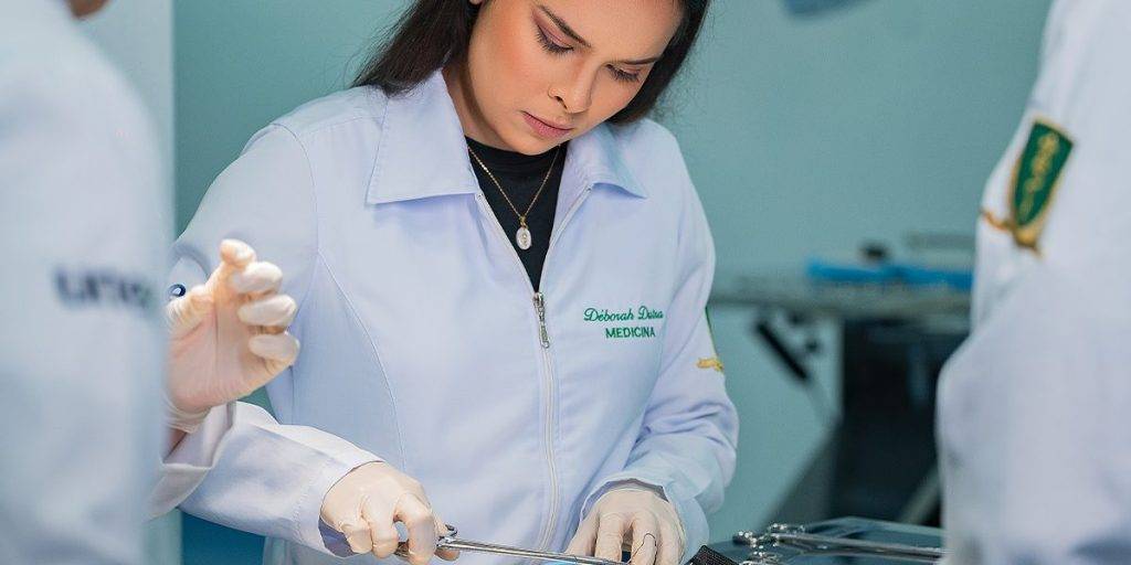 Aula prática de Medicina em Centro Cirúrgico