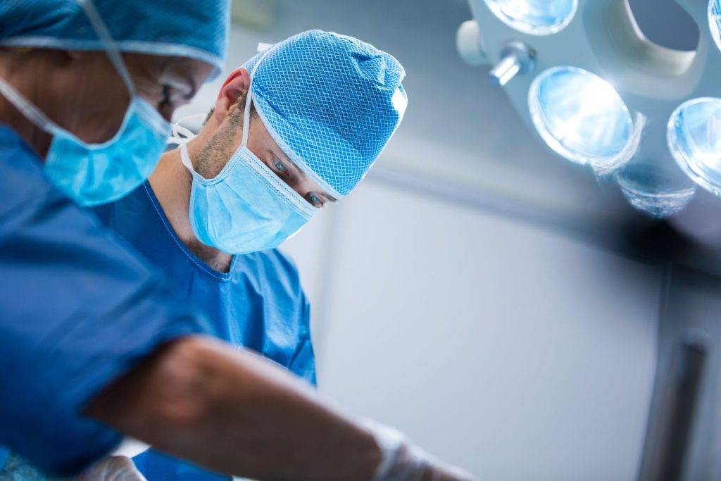 Profissionais da Medicina em centro cirúrgico