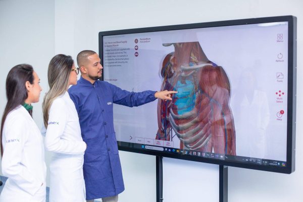 Alunas do curso de Medicina em aula prática.